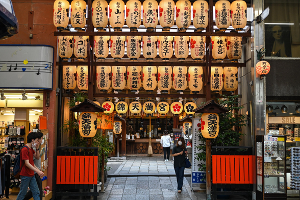 Entrance to Nishiki Tenmangu, nestled in Shinkyogoku Arcade.