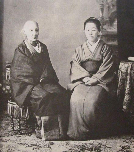Photo of Kusumoto Ine, in old age, and her daughter.