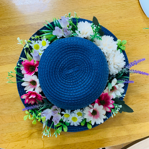 ダイソーの造花と麦わら帽子で作るリース