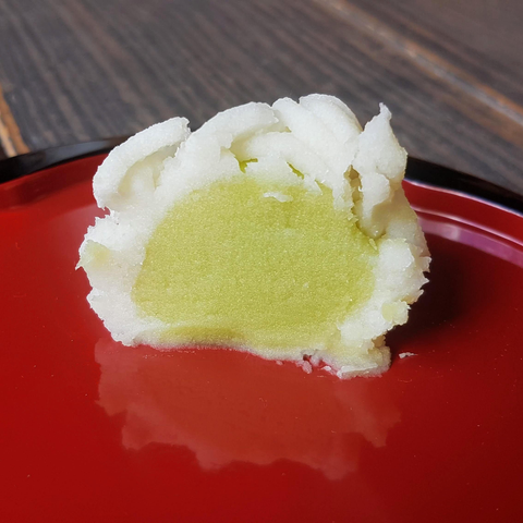 A kinton (shredded yam dough over a ball of bean paste) inspired by the deutzia flowers.