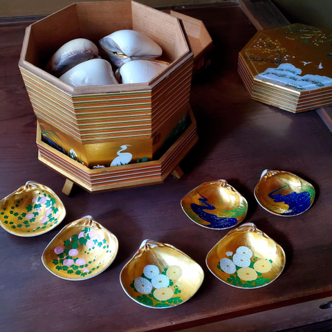 A set of 'kai-awase'. Painted shells are used to play a game very similar to 'concentration'.