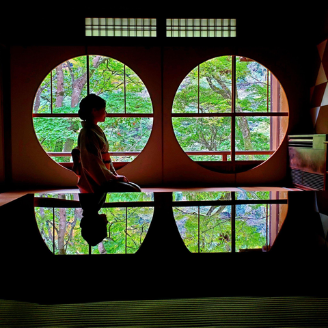 Nao-san models at Yusai-tei...an old ryokan now known as an art space and for the beautiful seasonal colours framed outside its windows.
