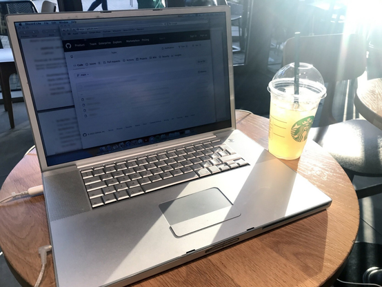 17" PowerBook G4 at Starbucks