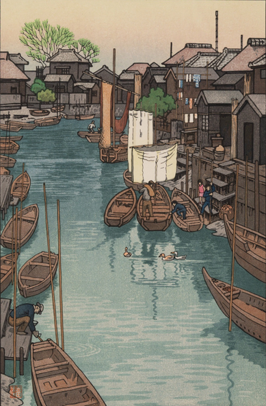 A scene looking along a narrow canal on an overcast summer's day in Urayasu, Chiba. Small 'bekabune' style wooden boats are moored on either side of the canal, while houses crowd in close to the water's edge. On our left, a male figure is tying up a boat; up ahead, another male figure and three kids clamber into their own boat. A trio of ducks swims along the middle of the canal. Overhead, the sky is dingy and overcast.