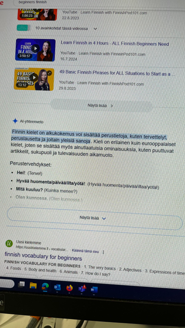 Valokuva tuetokoneen näytöltä google-haulle ”Finnish for beginners”, ensin maksettuja videoita, sitten AI:n selitys ”Finnin kielet on alkukokemus voi sisältää jne…”