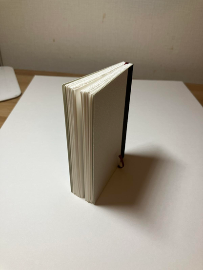 手製本ノートの小口（ノートの側面、紙の断面）の画像　化粧裁ちせず不ぞろいに仕上げています