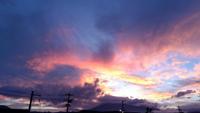 誰そ彼時、雲に夕焼けが映り夕闇が迫る