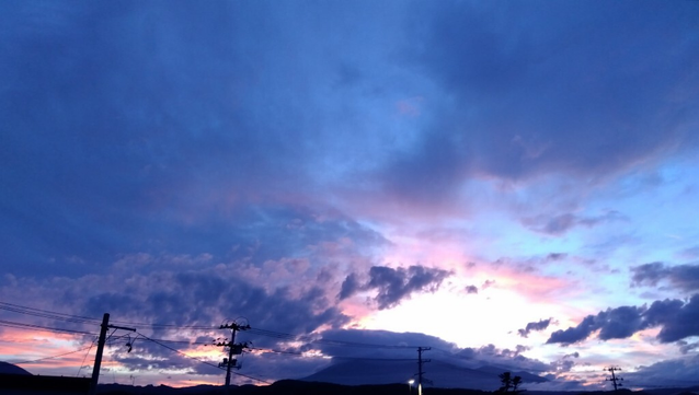 誰そ彼時、夕焼けは退き、空は濃い青で覆われる