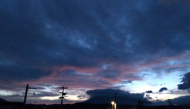 誰そ彼時、夕闇が空を覆い、雲底に濃い赤が差す