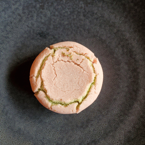 'Spring thunder' or 'first thunder' is a traditional sweet found in springtime, known for its distinctive cracked surface.
