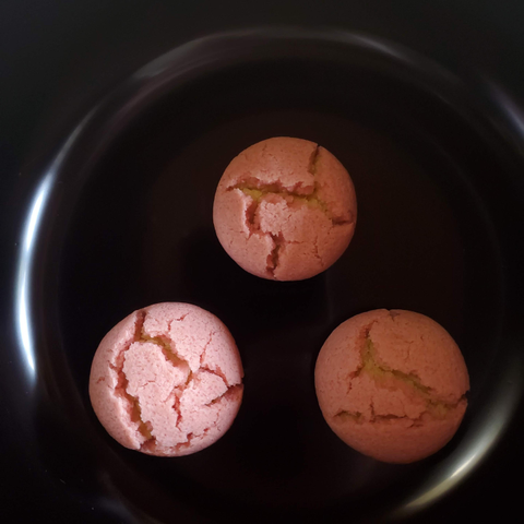 'Spring thunder' or 'first thunder' is a traditional sweet found in springtime, known for its distinctive cracked surface.
