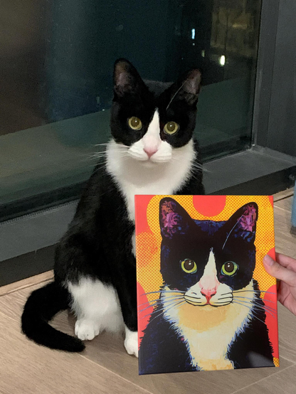 ALT

En la imagen, se observa un gato tuxedo sentado en el suelo junto a una ventana. El gato tiene un pelaje predominantemente negro con manchas blancas en el pecho, la nariz y las patas. Sus ojos son grandes y de color amarillo, y su expresión es atenta. A su lado, se encuentra un cuadro que representa al mismo gato, pero con un estilo artístico vibrante y colorido. El cuadro muestra al gato con un fondo de colores cálidos, como naranja y amarillo, y detalles en tonos azules y morados en las orejas. La ventana detrás del gato está oscura, lo que sugiere que es de noche. La imagen captura un momento lúdico y artístico, con el gato y su representación en el cuadro.