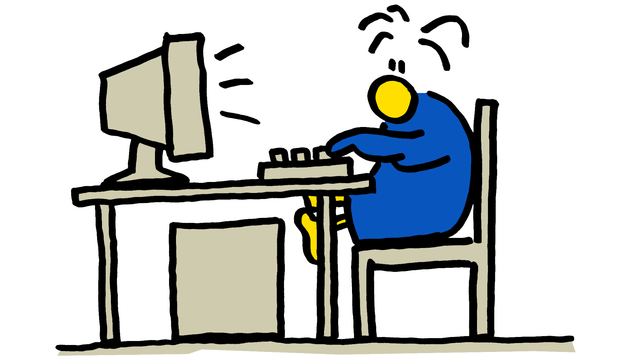 Chessy sitzt vor einem PC