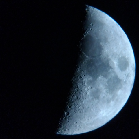 2025年7月2日20時19分10秒に撮影した月、月齢7.0、ホワイトバランスは青め
