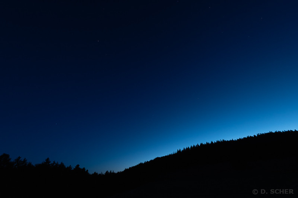 #photography #mountains #Vosges #NightPhotography

A conifer-covered ridge line emerges against the last evening light, while the upper sky is already dark and revealing the first stars.
