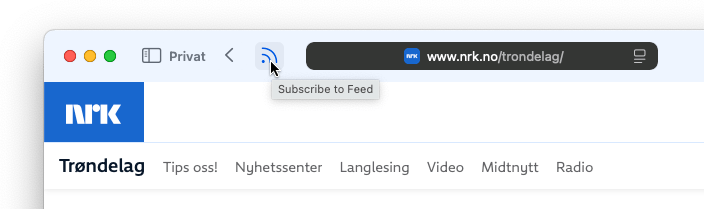Skjermbilde av Safari med innebygget tillegg fra NetNewsWire i verktøylinja. Dette tillegget indikerer at https://www.nrk.no/trondelag/ har en feed man kan abonnere på ved å blir ekstra blå og få teksten «Subscribe to Feed».