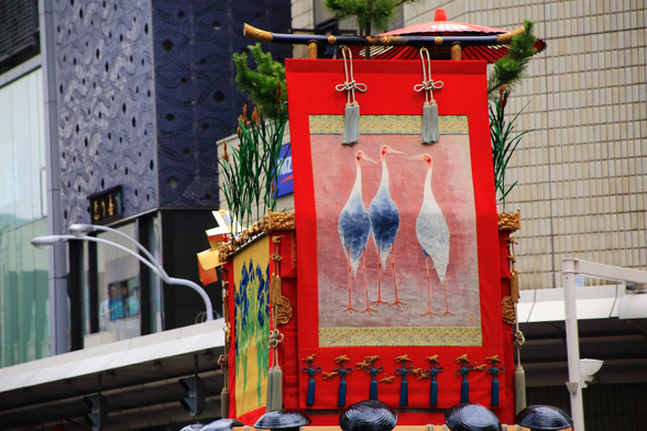 Crane textile on the Ashikari-yama float.

Photo thanks - http://kyotomoyou.jp/