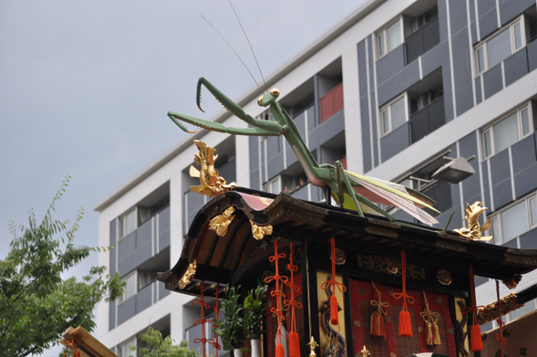 Praying mantis doll atop the Toro-yama float.