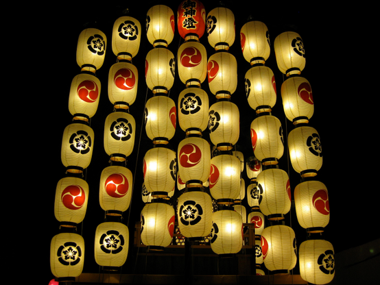 Lanterns adorn the floats in the evenings before the parades. The festival crests (of Yasaka-jinja) and float motifs are commonly used to decorate the lanterns.