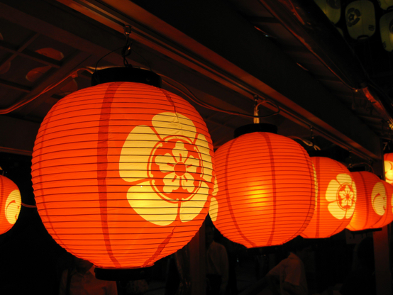 Lanterns adorn the floats in the evenings before the parades. The festival crests (of Yasaka-jinja) and float motifs are commonly used to decorate the lanterns.