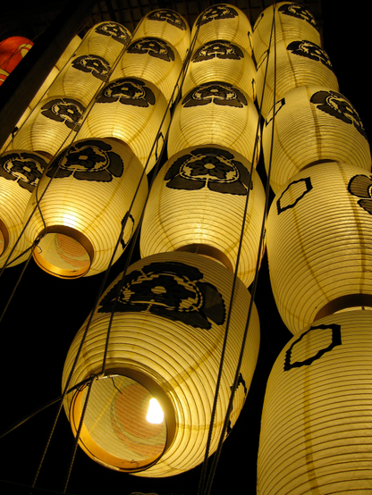 Lanterns adorn the floats in the evenings before the parades. The festival crests (of Yasaka-jinja) and float motifs are commonly used to decorate the lanterns.