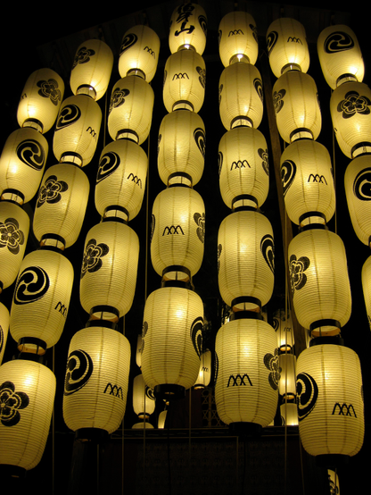 Lanterns adorn the floats in the evenings before the parades. The festival crests (of Yasaka-jinja) and float motifs are commonly used to decorate the lanterns.