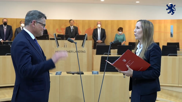 Ab heute wird auf diesem Profil über die Arbeit des Hessischen Ministerpräsidenten berichtet. Im Video ist ein Zusammenschnitt aus Terminen der vergangenen Monate seit dem Amtsantritt Boris Rheins zu sehen. Die Clips zeigen Impressionen von der Vereidigung des Regierungschefs, von seinen Stippvisiten auf Volksfesten oder bei Unternehmensbesuchen. 