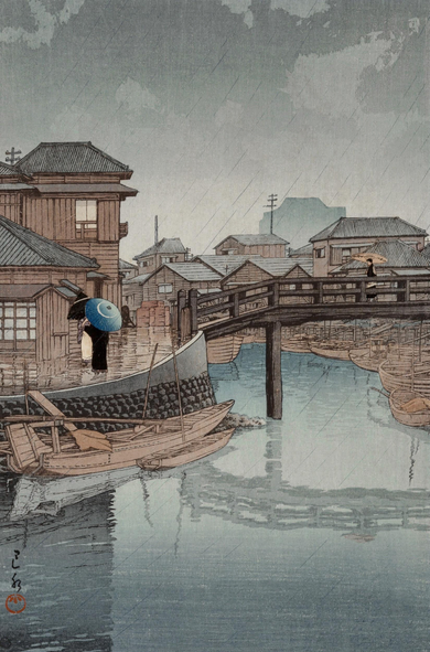 A rainy day in Shinagawa, Tokyo. In the foreground, small wooden boats are moored on either side of a narrow canal; on the left, a pair of figures pause by the water, holding bamboo umbrellas over their heads as they converse. Up ahead, a third figure carries an umbrella of their own as they cross a wooden bridge. Above, the sky is cloudy and overcast, and light rain continues to fall across the scene.