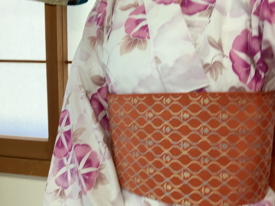 木綿の浴衣。薄紫の朝顔柄。橙色の半幅帯。