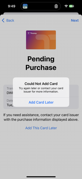 iOS 紙匣 앱에서 티머니 카드 追加 中 發生한 誤謬 畫面.

畫面 中央에 보라色에서 朱黃色 그라데이션의 티머니 카드 이미지가 있고, 그 아래 “Pending Purchase”라고 表示되어 있다.

오류 메시지가 灰色 相子 안에 나타나 있다:

• “Could Not Add Card”
• “Try again later or contact your card issuer for more information.”
• “Add Card Later” 버튼

畫面 下端에는 “카드 發給社에 文議하라”는 案內 文句와 “Add This Card Later” 링크가 있다.