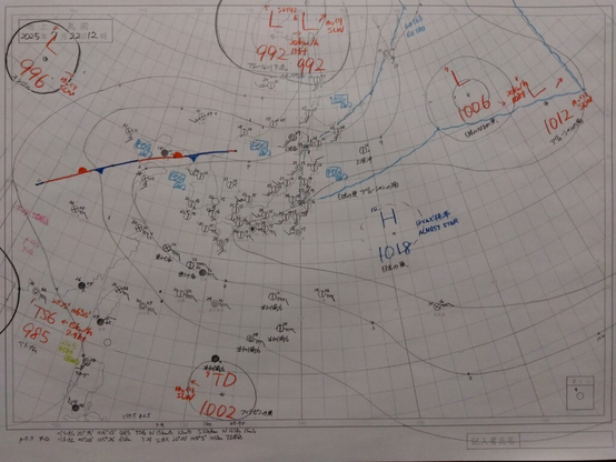 2025年7月22日正午の気象通報を基に描いた天気図