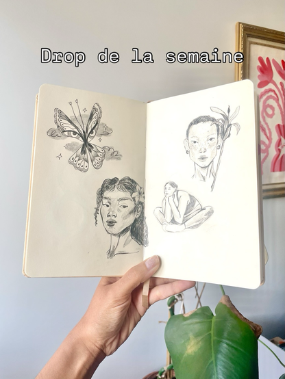 Double page d’un carnet de croquis noir et blanc représentant des personnes au crayon ainsi qu’un papillon.