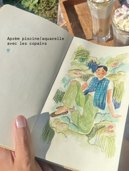 Page de carnet de croquis avec un dessin multitechnique, aquarelle et crayons de couleur. Représentant une personne assise dans l’herbe entourée de tâches vertes et bleues.