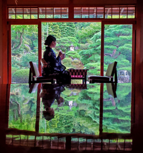 Nao-san enjoys an iced matcha at the Omuro-tei.