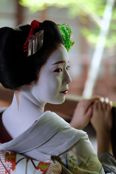 On August 1st it is customary for maiko and geiko to give gifts to teachers and those that have supported them over the year.