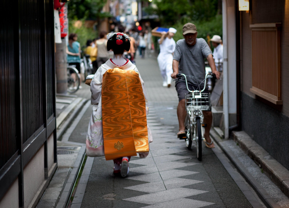 Maiko in Gion.