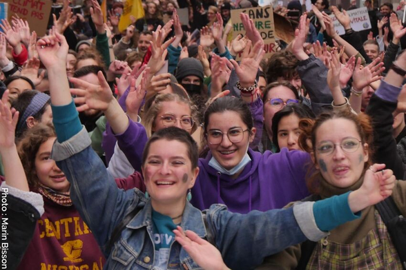 Une foule de militantes climat aux visages heureux et déterminés