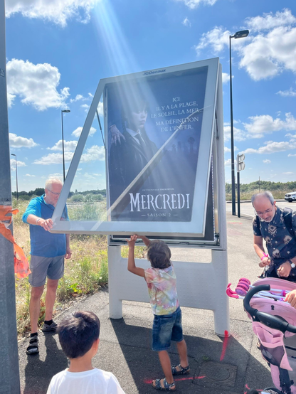 Photo une action sur un panneau de pub. un enfant est en train de l'ouvrir.
