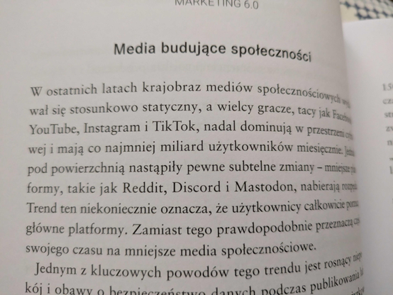 Fragment książki, rozdział Media budujące społeczności. W ostatnich latach krajobraz mediów społecznościowych wydawał się stosunkowo statyczny, a wielcy gracze, tacy jak Facebook, Youtube, Instagram i TikTok, nadal dominują w przestrzeni internetowej i mają co najmniej miliard użytkowników miesięcznie. Jednak pod powierzchnią nastąpiły pewne subtelne zmiany - mniejsze formy, takie jak Reddit, Discord i Mastodon nabierają rozpędu. Trend ten niekoniecznie oznacza, że użytkownicy całkowicie porzucają główne platformy. Zamiast tego prawdopodobnie przeznaczą część swojego czasu na mniejsze media społecznościowe.