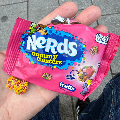 Pakke med godteri som heter Nerds. Rosa pakke. 