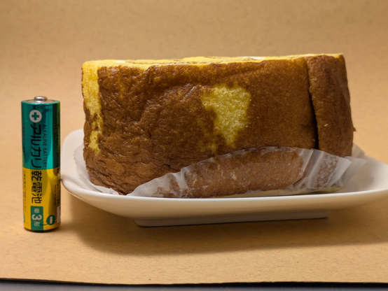 ヤマザキ「厚切りロールケーキ」の厚さを横に置いた単3電池と比較したところ