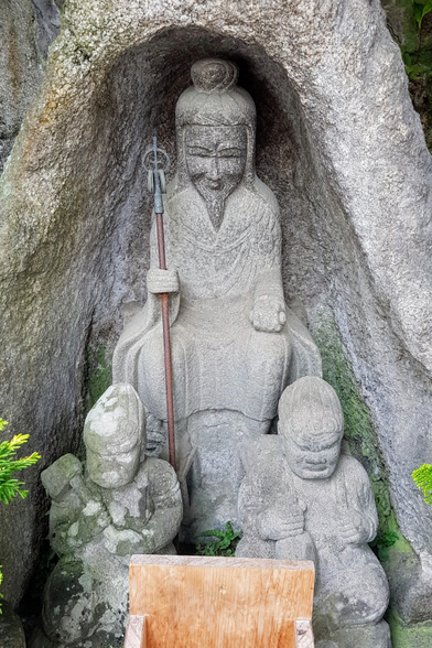 Statue of En-no-Gyoja and attendants enshrined at the Otowa-no-taki.