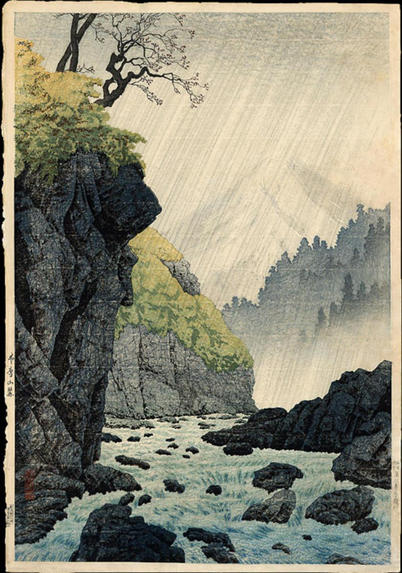 Grabado ukiyo-e de un paisaje montañoso lluvioso donde se ve un rio corriendo entre rocas por el tercio inferior del cuadro, a la izquierda un barranco ocupa el tercio, con la silueta de unos árboles en la parte superior, en la parte central se ven las estribaciones a distintas distancias con la linea silueteada de arboles que se vam difuminando en la distancia y al fondo la silueta de la montaña apenas visible entre la bruma. En el cieloben el tercio superior se ven las lineas diagonales que dan la sensación de lluvia.