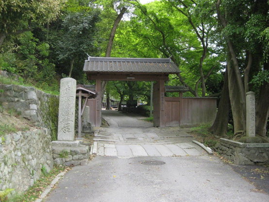 Gate to Yusen-ji.