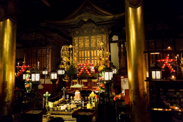 Lanterns at Rokuharamitsu-ji form the shape '大'.

Photo thanks - https://uryu-tsushin.kyoto-art.ac.jp/