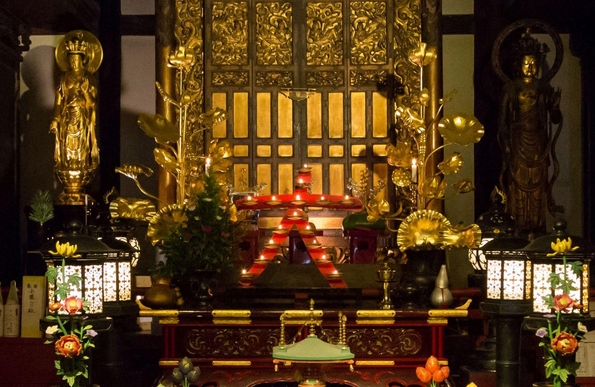Lanterns at Rokuharamitsu-ji form the shape '大'.

Photo thanks - https://uryu-tsushin.kyoto-art.ac.jp/