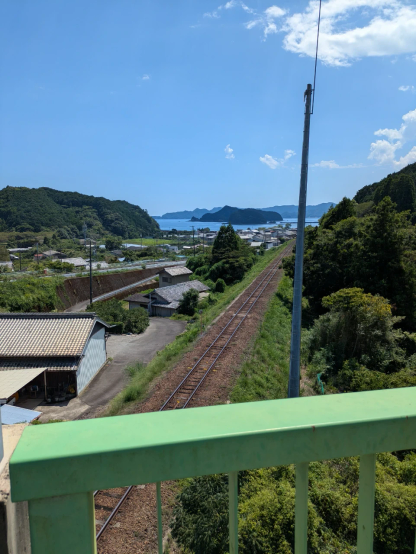 視界にそびえ立つアンテナタワー