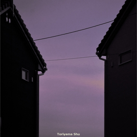 家と家の間の薄紫色の空