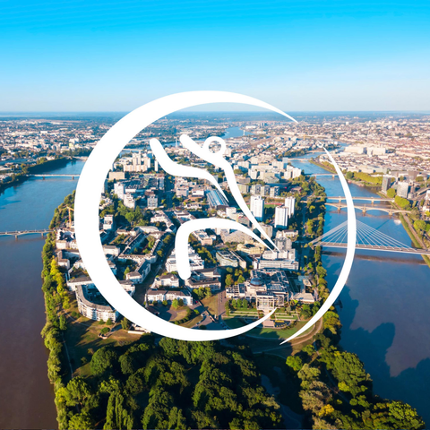 Photo en vue aérienne de Nantes, avec le logo ADDPK au centre.