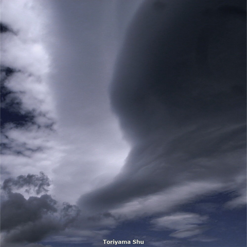白と黒の雲　川が流れているように見える